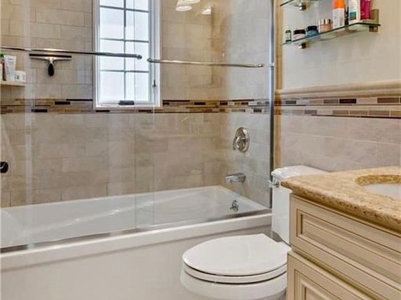 4th image of 1595 Pelham Pkwy N #1-2