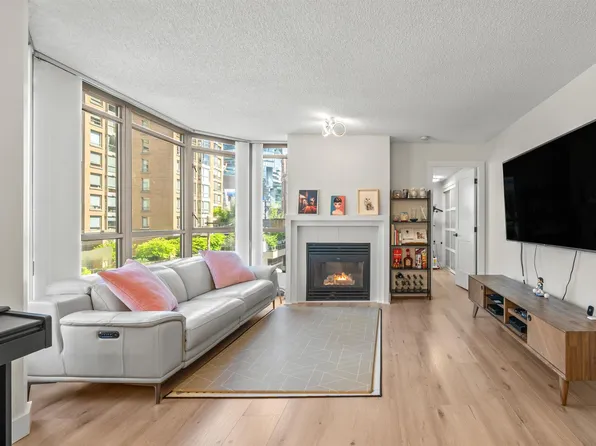 867 Hamilton St #706, Vancouver, BC V6B 6B7