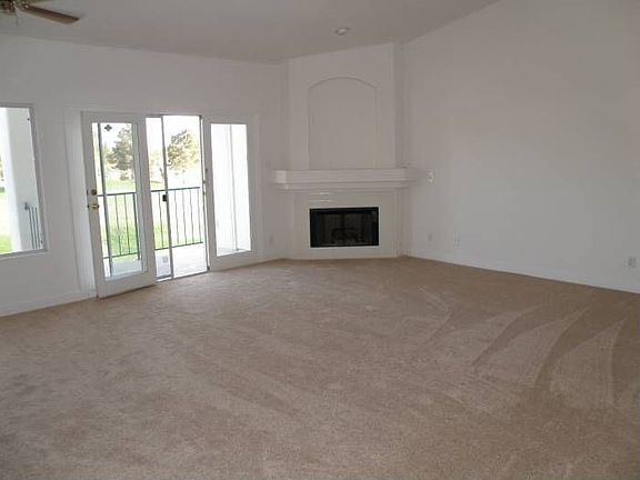 Living Room/fireplace