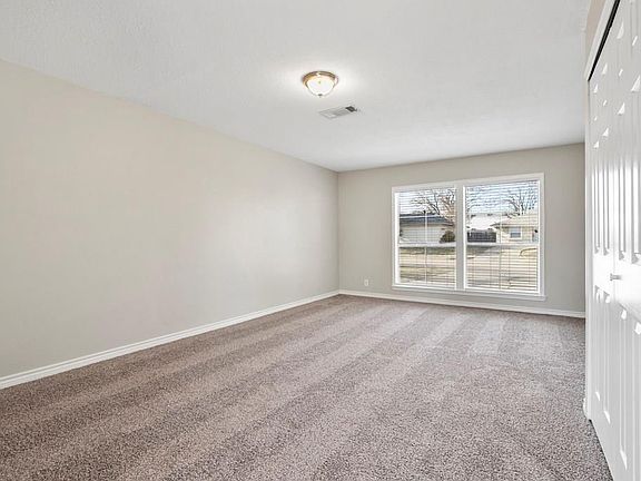 3rd image of 922 Rockledge Dr