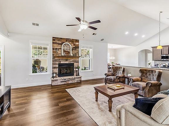 5th image of 100 Ridgefield Ln