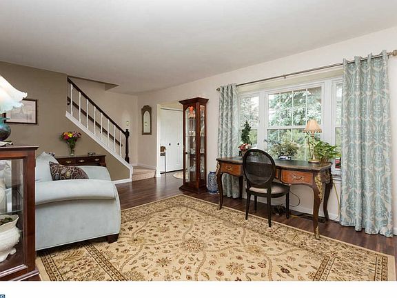 3rd image of 1601 Rhonda Cir