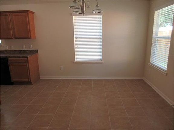 4th image of 10 Shady Oak Ln