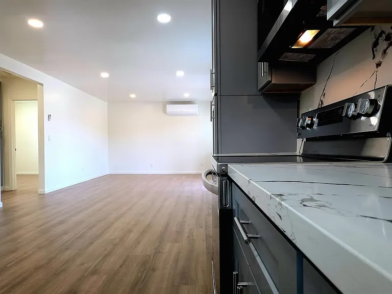 8836 Valencia St — Photo 14