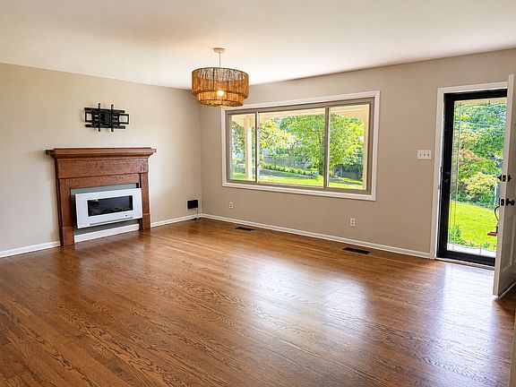 Entry/Living Room