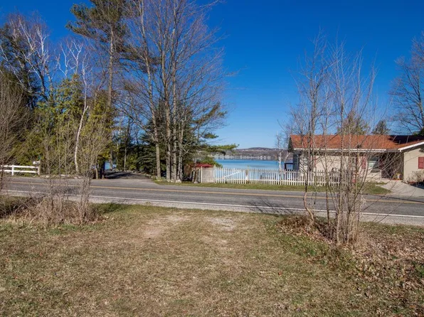 521 S Stony Point Rd, Suttons Bay, MI 49682