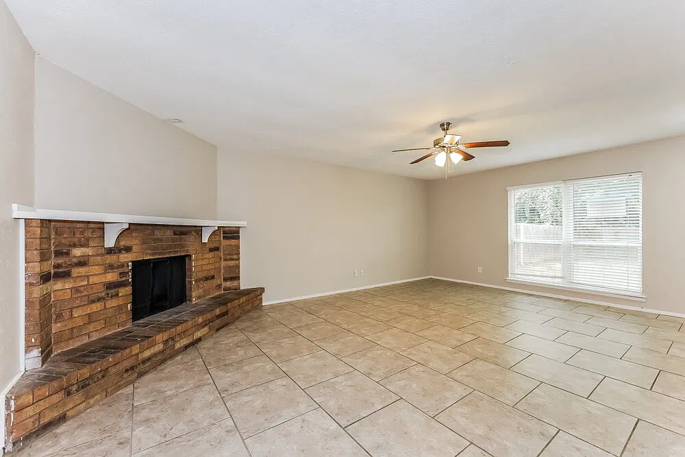 3 bed, 2.0 bath, 1425 sqft, $2,085 — Photo 3