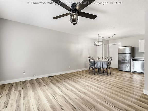 5th image of 40 Pine Dr
