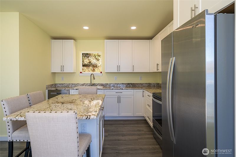 5th image of 9064 S Lakeshore Rd.