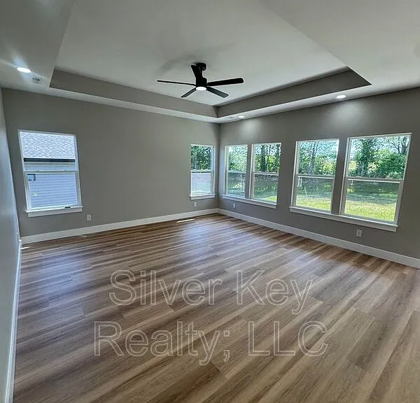 918 Stratford Ave — Photo 9