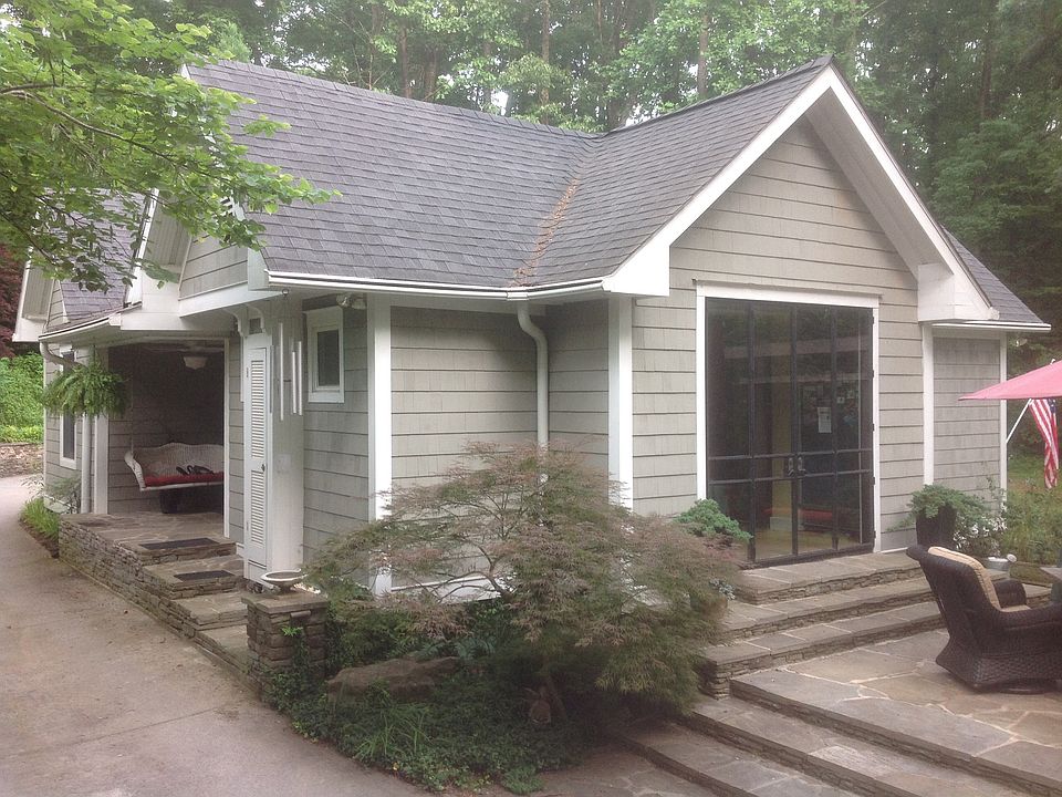2nd image of 585 Lakeshore Dr