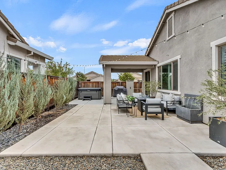 800 Daggerwing Ct — Photo 39