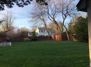 2 Frank St, Smithtown, NY 11787