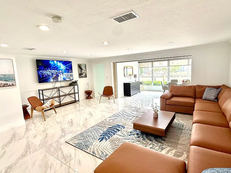 455 Bayside Ave — Photo 1