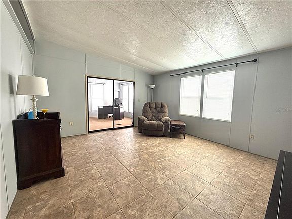 4th image of 225 N SAINT THOMAS CIRCLE