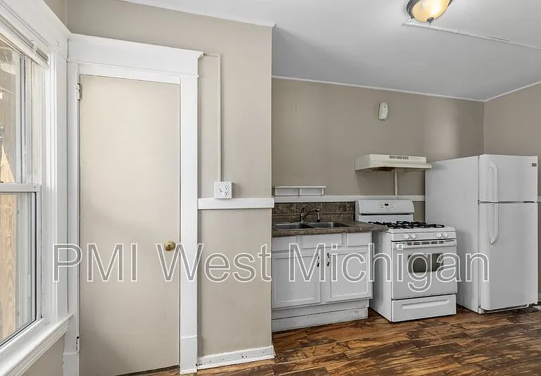 1051 Pine Ave NW — Photo 14