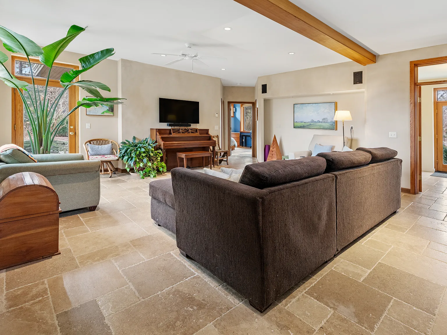Special 5 Bedroom Home in Water Mill — Photo 3