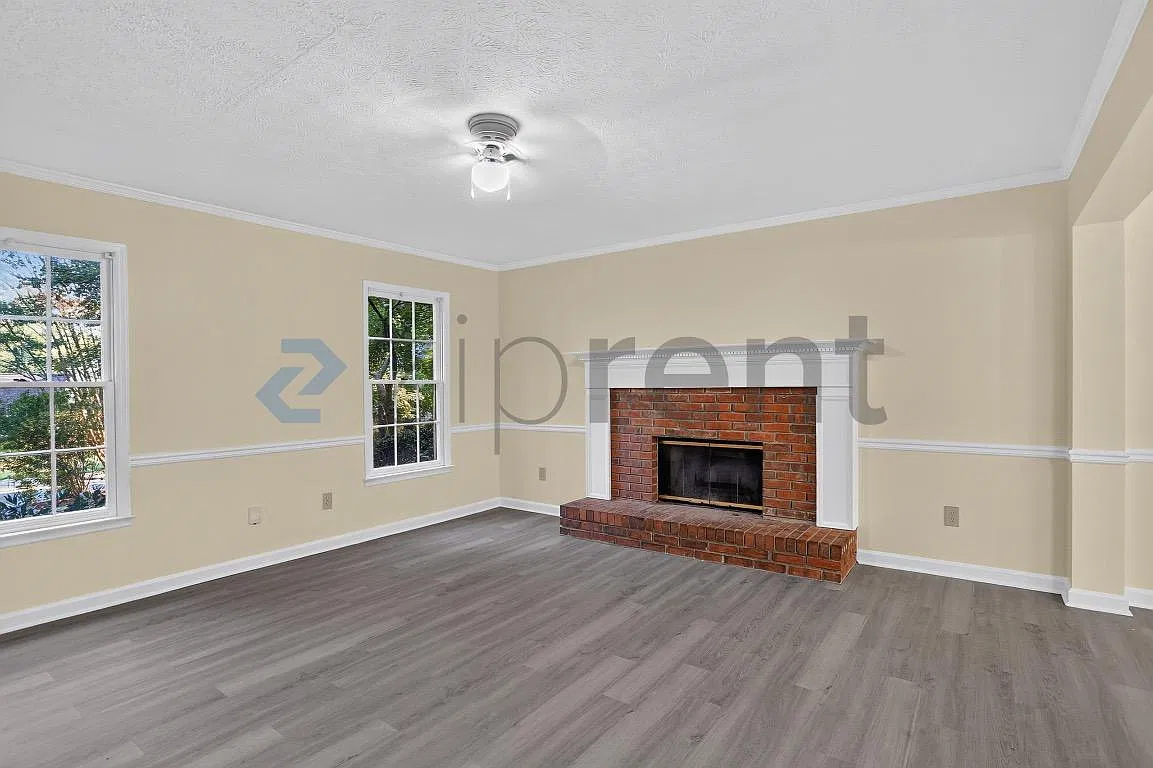 4 bed, 2.5 bath, 1800 sqft, $2,218 — Photo 3