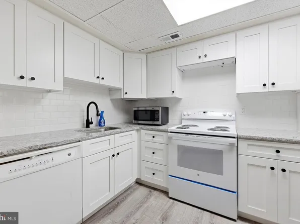 906 Timber Creek Rd, Clementon, NJ 08021