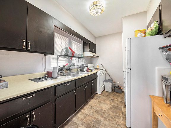 3rd image of 30 Lister Ct NE