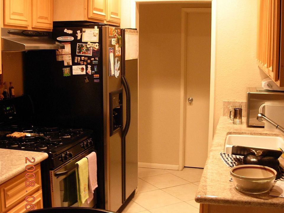  Upgraded Kitchen With Granite/ New Cabinets