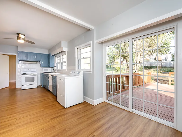 VIEW OF KITCHEN, ALT VIEW, BIG ROOMY KITCHEN