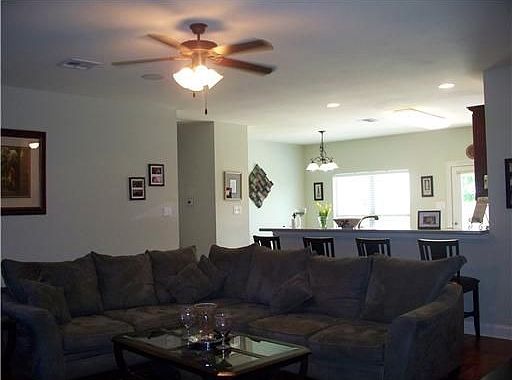 3rd image of 604 Leighton Ct