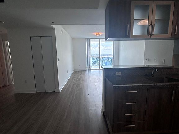 4th image of 419 NW 6th St #901