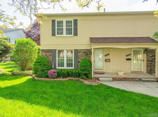 34191 Garfield Cir, Fraser, MI 48026