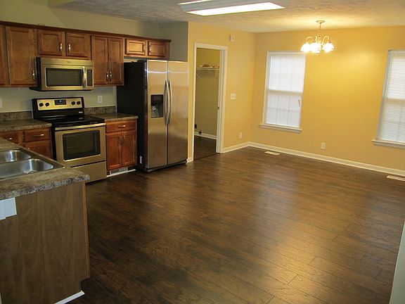 Large open kitchen w/ eat-in