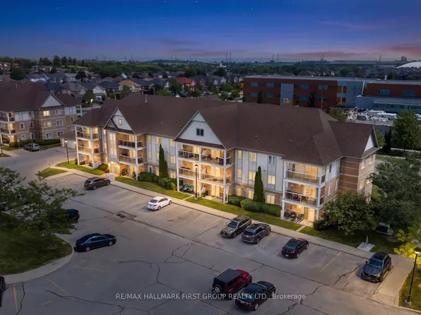 132 Aspen Springs Dr #202, Clarington, ON L1C 0H1