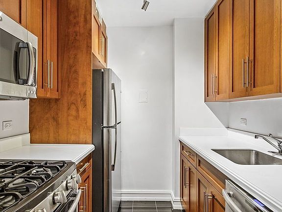 4th image of 200 E 71st St #G12