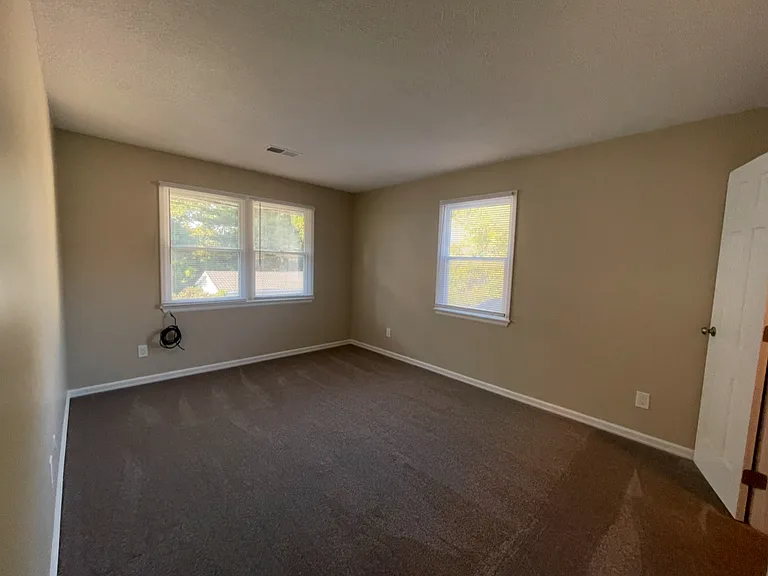 105 E Sands St — Photo 8