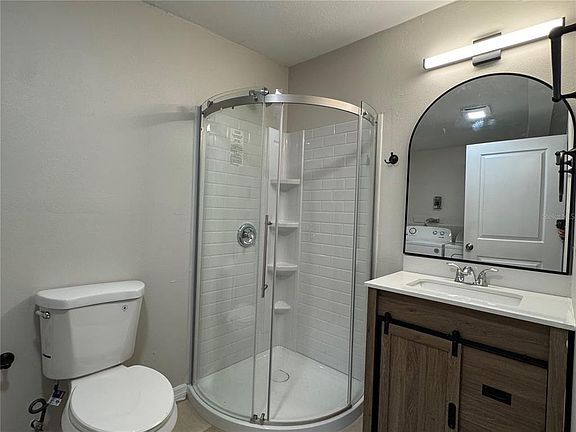 4th image of 807 W Warren St