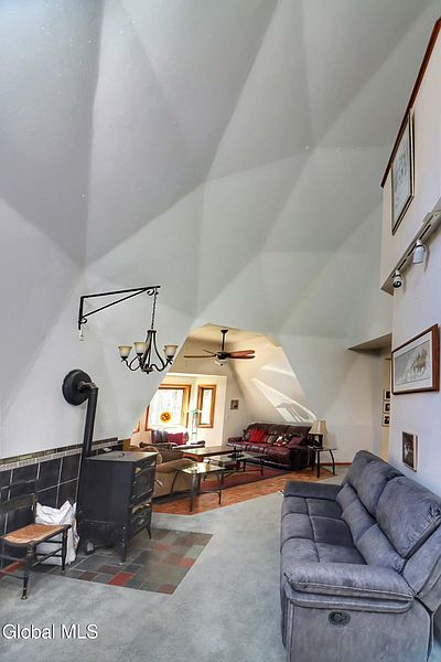 4th image of 307 Irish Hill Road