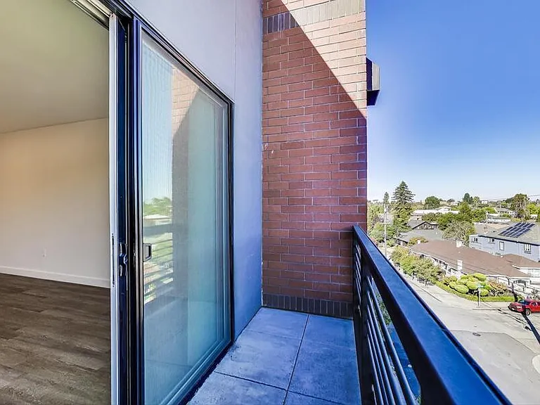 4045 Broadway — Photo 10