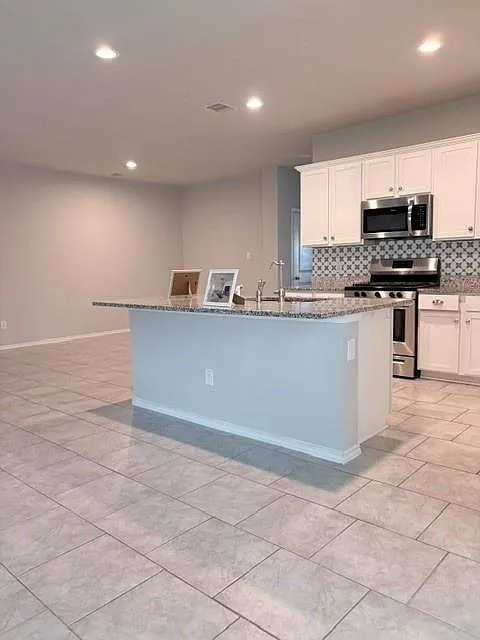 4 bed, 3.0 bath, 2083 sqft, $2,400 — Photo 2