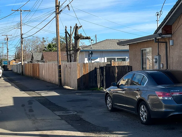 319 E Eden St — Photo 35
