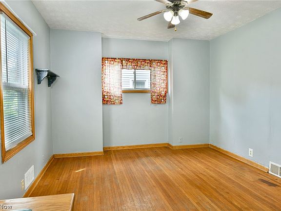 5th image of 405 Oak Knoll Ave SE