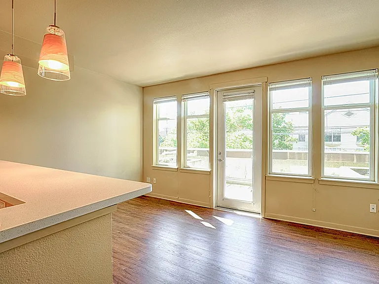 Saxe Apartments — Photo 30