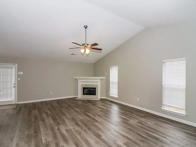 1910 Crescent Ln — Photo 3