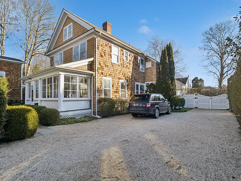 106 Meeting House Ln — Photo 3