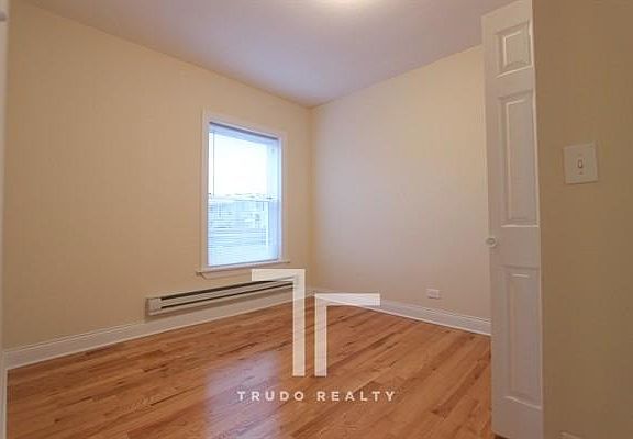 3rd image of 951 W Cornelia Ave APT 2