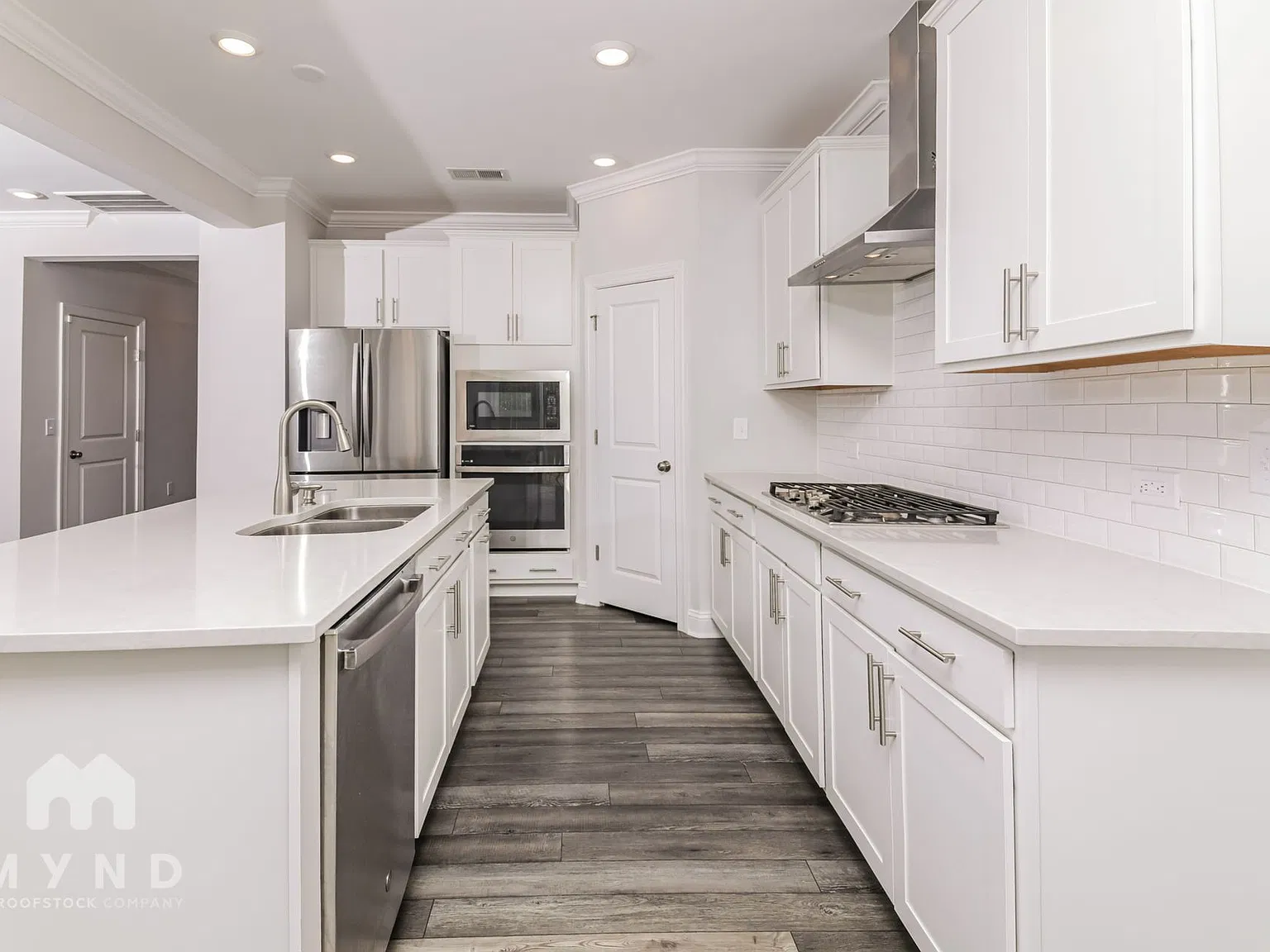 5 bed, 4.0 bath, 3195 sqft — Photo 3