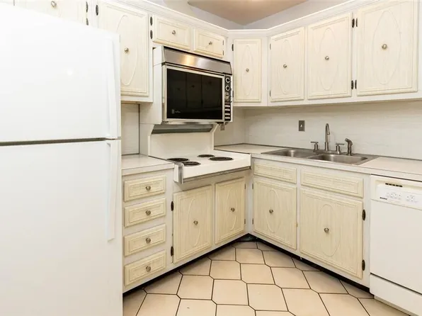140 Cypress Club Drive #406, Pompano Beach, FL 33060
