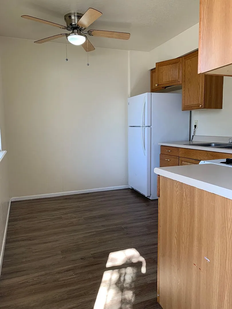 Large quiet two bedroom — Photo 1