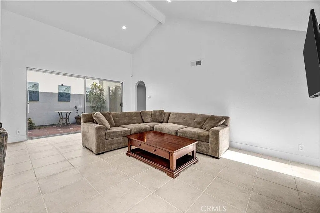 2 bed, 1250 sqft, $4,195 — Photo 3