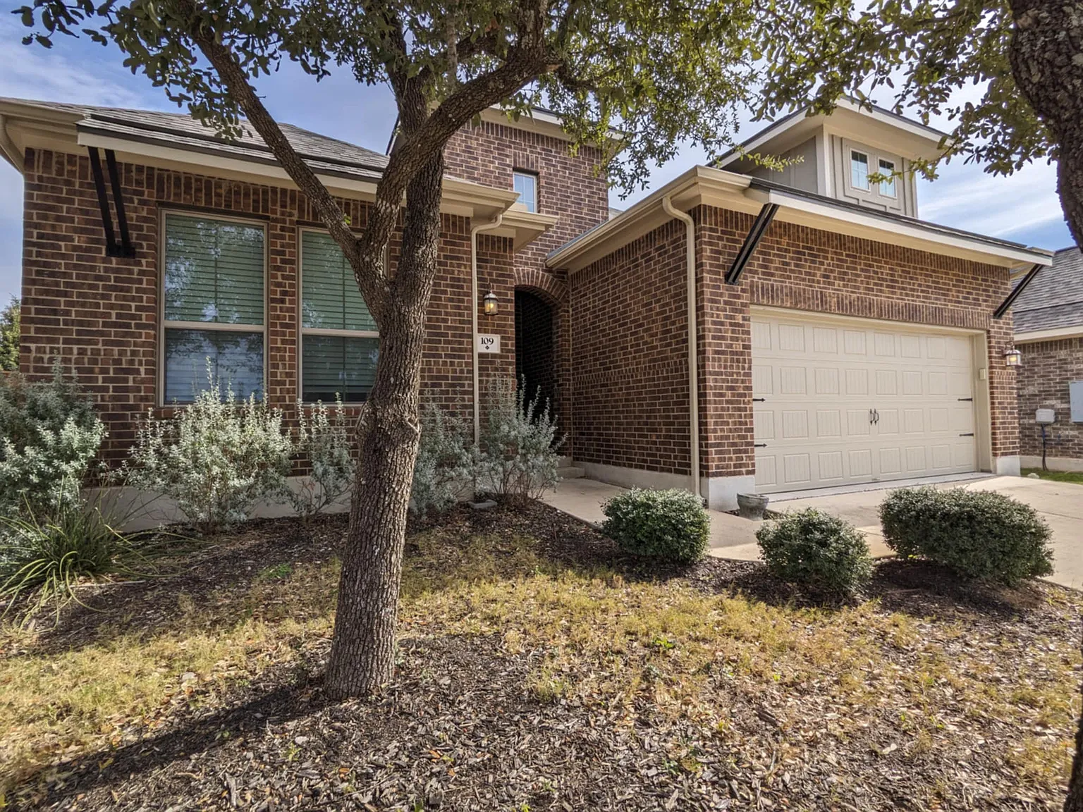 3 bed, 1976 sqft, $2,300 — Photo 2