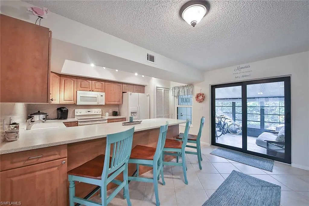 2 bed, 2.5 bath, 1046 sqft, $4,750 — Photo 3