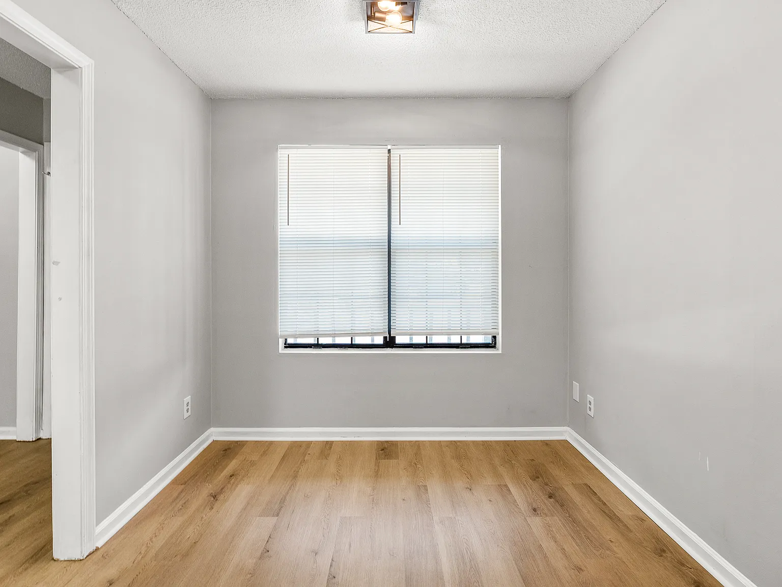 2 bed, 1.5 bath, 1100 sqft, $950 — Photo 1